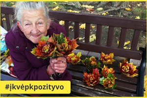 Gatvėje siūlomos buvusios medikės puokštės žavi net garsenybes – senjorė taip prisiduria prie pensijos