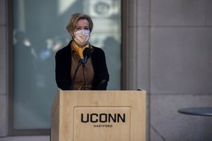 Baltuosiuose rūmuose pripažįstama, kad padėtis dėl COVID-19 blogėja