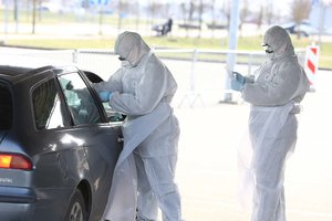 Savivaldybės turės nuvežti asmenis į mobilųjį COVID-19 patikros punktą