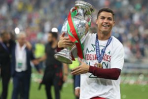 Atidėto Europos futbolo čempionato šeimininke gali tapti viena šalis – Rusija