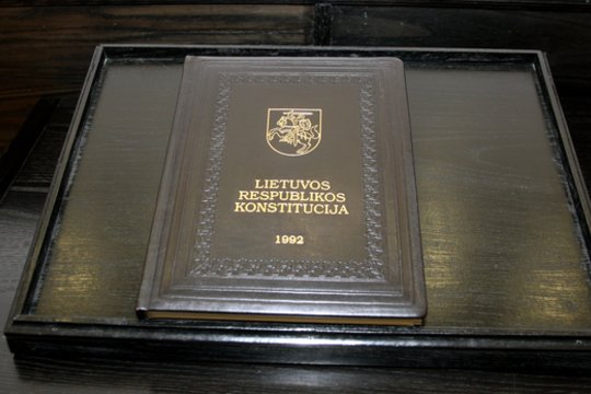 1990 m. Aukščiausioji Taryba priėmė nutarimą „Dėl Lietuvos Respublikos Konstitucijos rengimo“.<br>R.Jurgaičio nuotr.