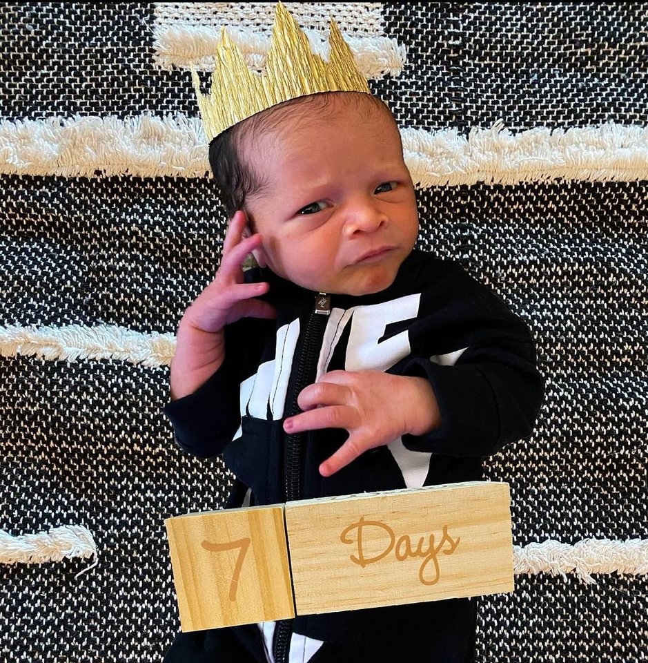  Spalio 26-ąją, pirmadienį, Bennettas pagimdė berniuką, kurį pavadino Hudsonu Oliveriu.<br> Instagram nuotr.