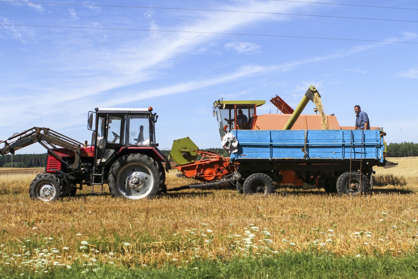 Ūkininkai priešinosi, kad būtų įvesti didesni mokesčiai aplinką teršiančiai žemės ūkio technikai.<br>V.Ščiavinsko nuotr.