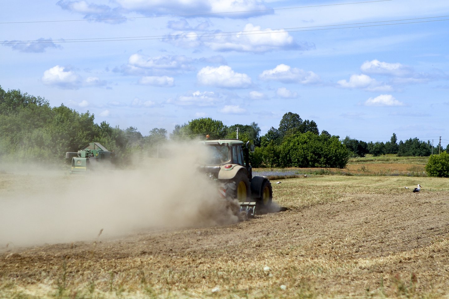 Ūkininkai priešinosi, kad būtų įvesti didesni mokesčiai aplinką teršiančiai žemės ūkio technikai.<br>V.Ščiavinsko nuotr.