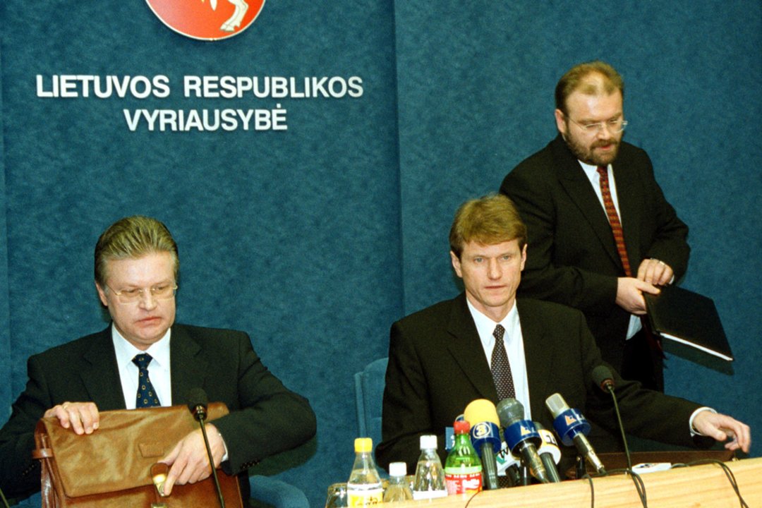 2000 m. darbą pradėjo Rolando Pakso vadovaujama Vyriausybė. Dirbo iki 2001 m. birželio 20 d., kai Naujajai sąjungai iš jos atšaukus savo deleguotus šešis ministrus buvo priverstas atsistatydinti R.Paksas.<br>P.Lileikio nuotr.