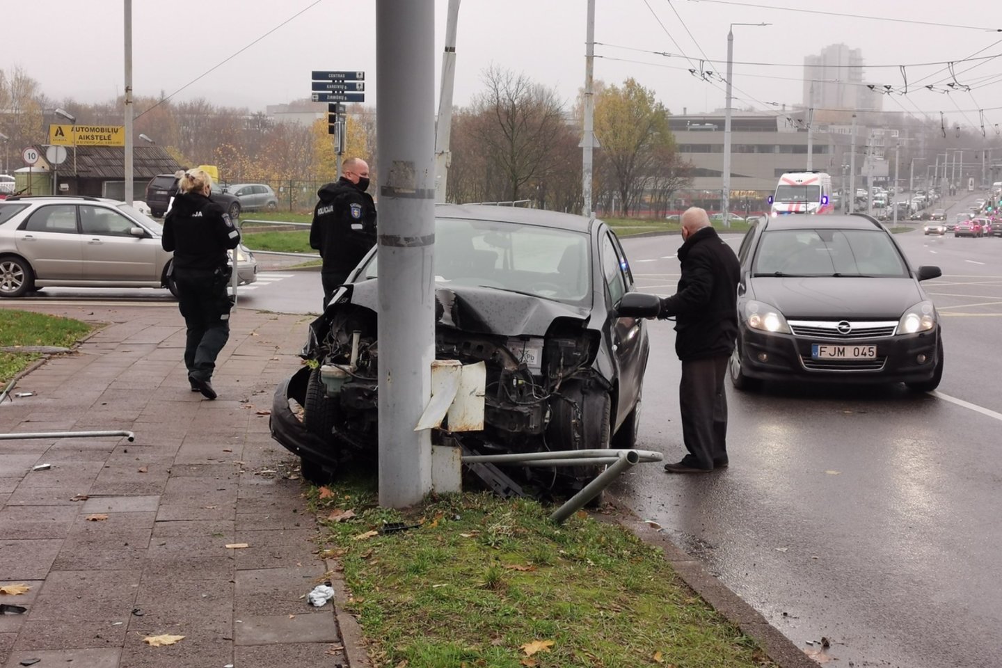  Vilniuje nesuvaldytas automobilis įsirėžė į stulpą.<br> R.Danisevičiaus nuotr.