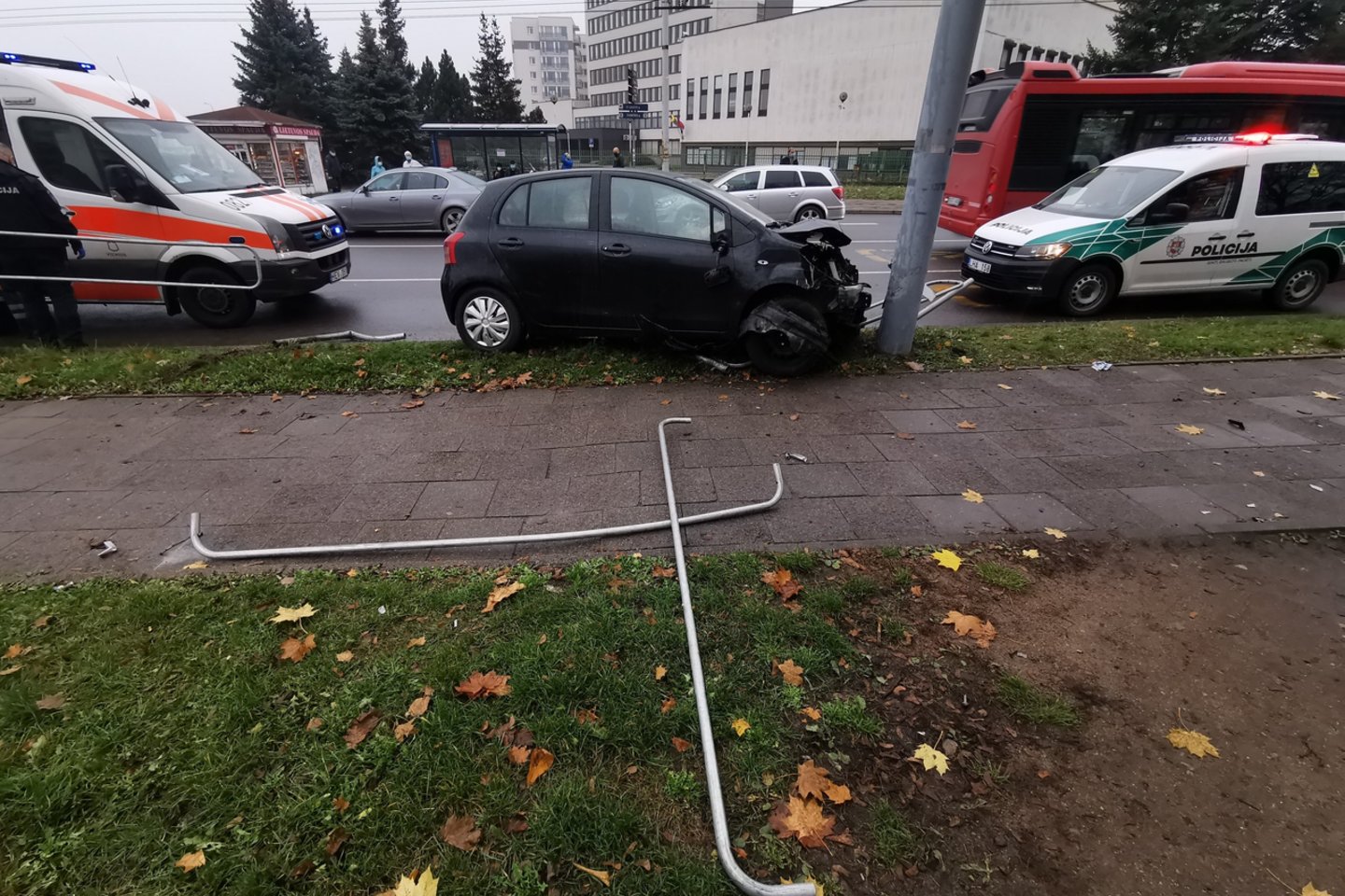  Vilniuje nesuvaldytas automobilis įsirėžė į stulpą.<br> R.Danisevičiaus nuotr.