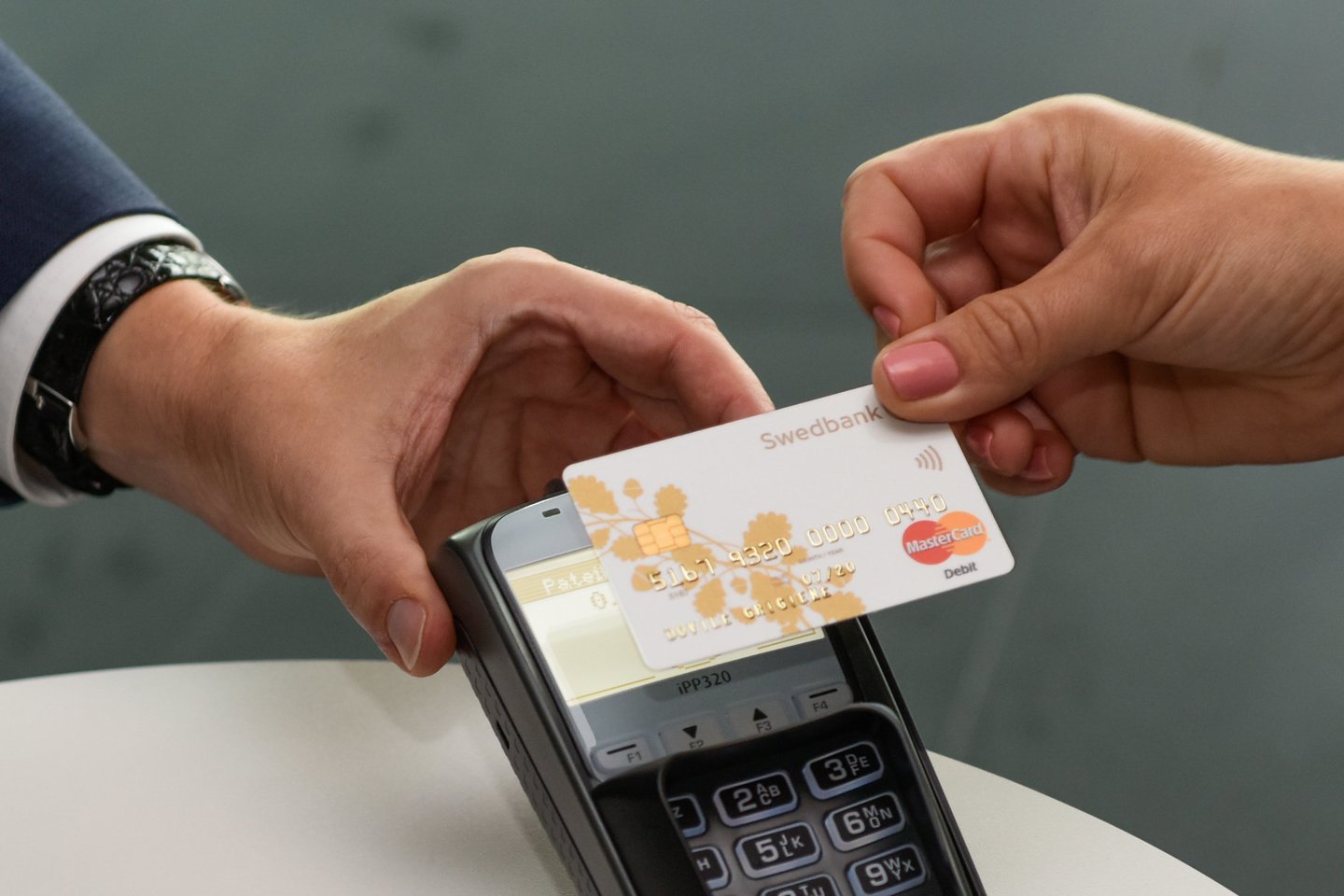 swedbank pristatė naujas mokėjimo korteles, be kontaktė kortelė<br>D.Umbraso nuotr.