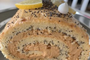 Nuodėmingai gardus vyniotinis su aguonomis ir karamelizuotu sutirštintu pienu