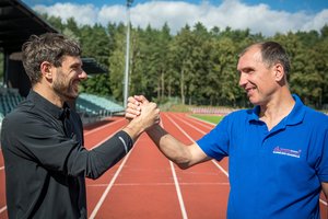 Druskininkų sniego arenoje kalnų slidininkas su treneriu-vedliu rengiasi Pekino paralimpiadai