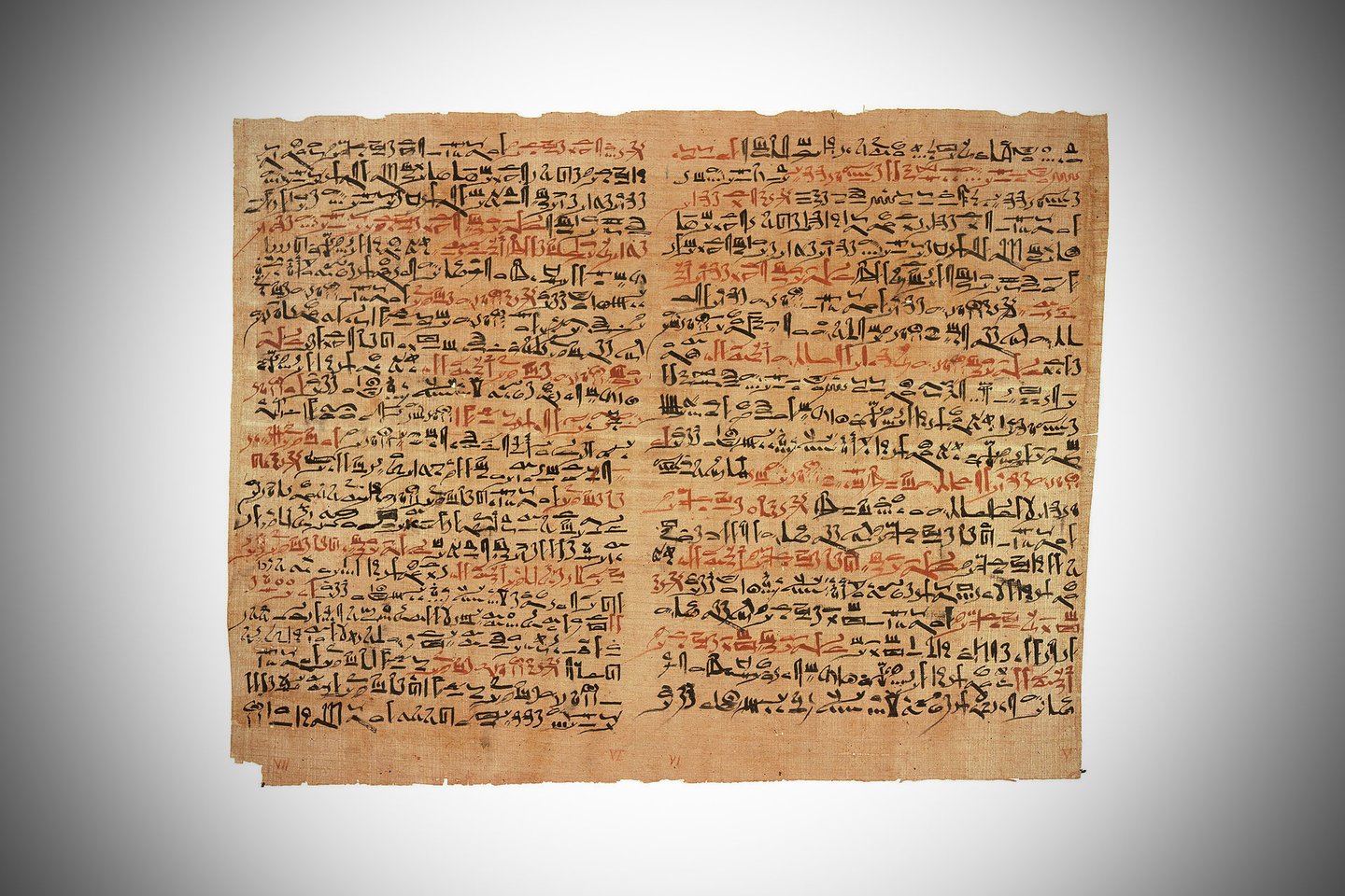  Egiptietiškas papirusas – seniausias išlikęs chirurginis aprašas, 1600 m. prieš mūsų erą.<br> Wikimedai commons.
