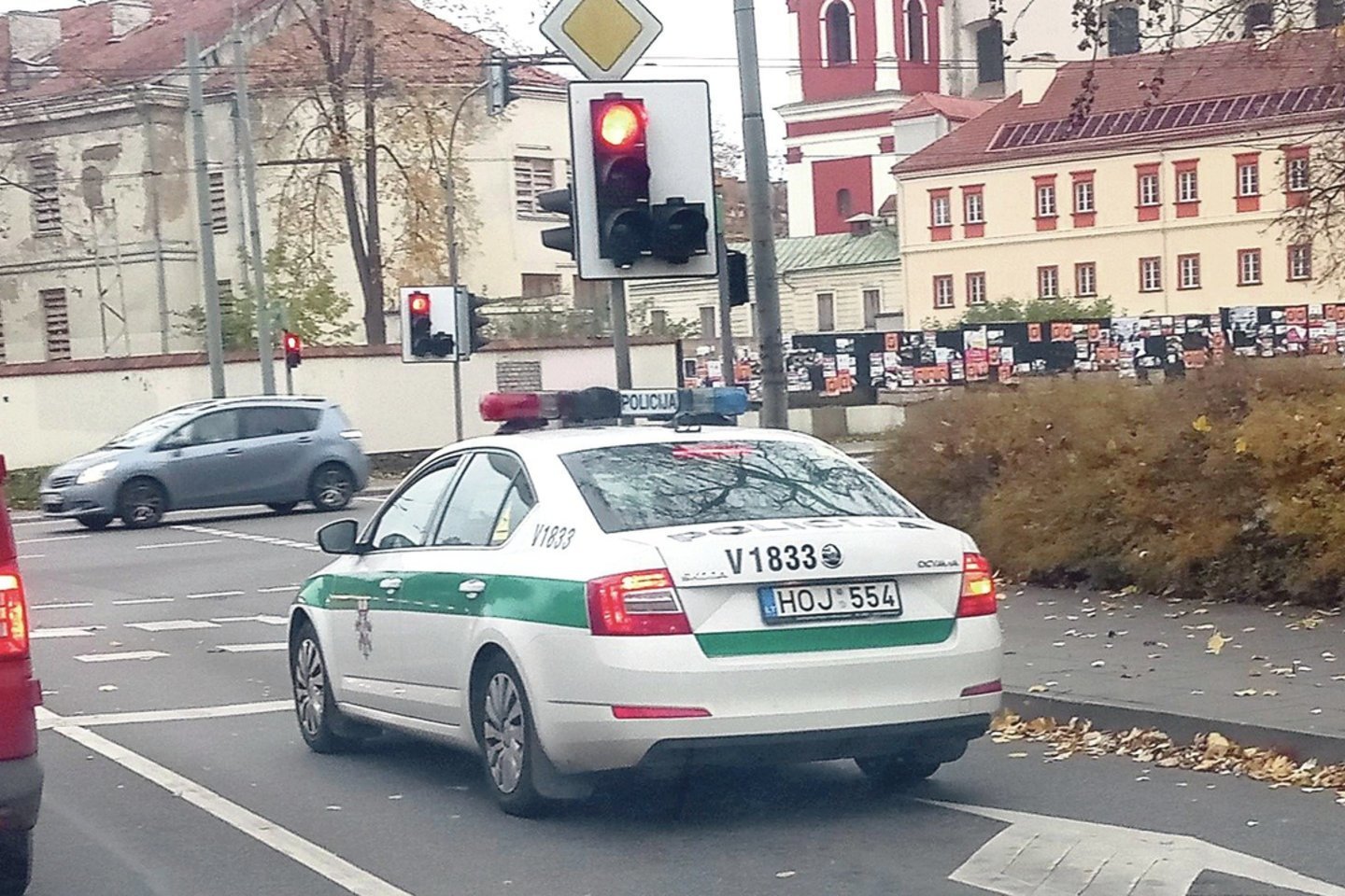 „Volvo“ vairavęs pažeidėjas niekur neskubėjo – stoviniavo sankryžose, nebuvo įjungęs nei garso, nei šviesos signalų, tačiau jam su „Škoda“ patruliavę pareigūnai buvo atlaidūs.<br>Vilniečio Gintauto nuotr.