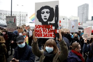  Dauguma lenkų mano, kad Katalikų bažnyčia daro neigiamą įtaką viešajam gyvenimui