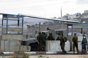  Izraelio kariai Vakarų Krante nukovė ginkluotą palestinietį