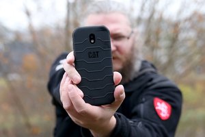 „CAT S42“ apžvalga: nebrangus, bet galima ir užminti, ir švystelėti į vandenį