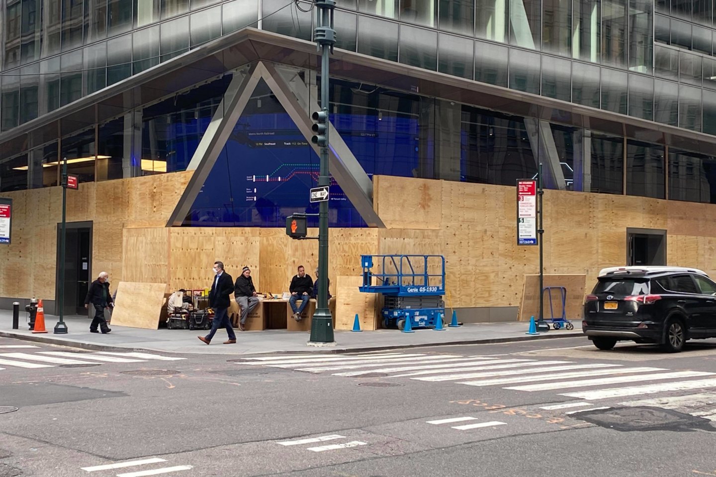 Niujorkas ruošdamasis neramumams saugojo vitrinas ir stiprino apsaugą aplink pastatus.<br> I.Jonikienės nuotr.