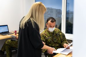 Karštajai koronaviruso linijai nuo penktadienio talkins per pusšimtį karių savanorių