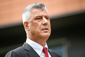 Karo nusikaltimais kaltinamas Kosovo prezidentas atsistatydina, siekdamas apsiginti teisme