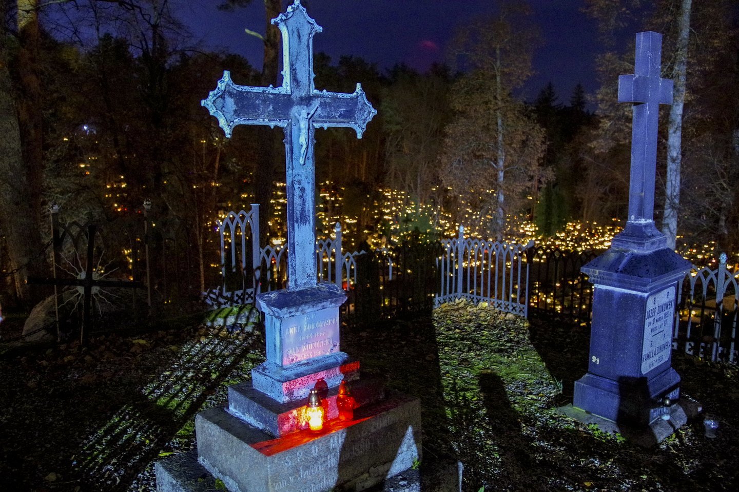 Per Vėlines žmonės plūsta į kapines uždegti ugnelių prie artimųjų kapų.<br>V.Ščiavinsko nuotr.
