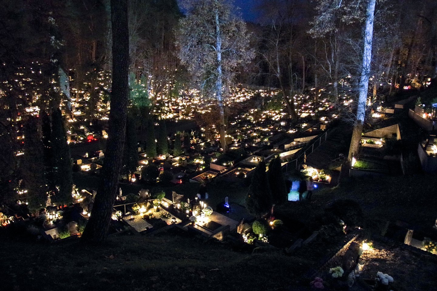 Per Vėlines žmonės plūsta į kapines uždegti ugnelių prie artimųjų kapų.<br>V.Ščiavinsko nuotr.
