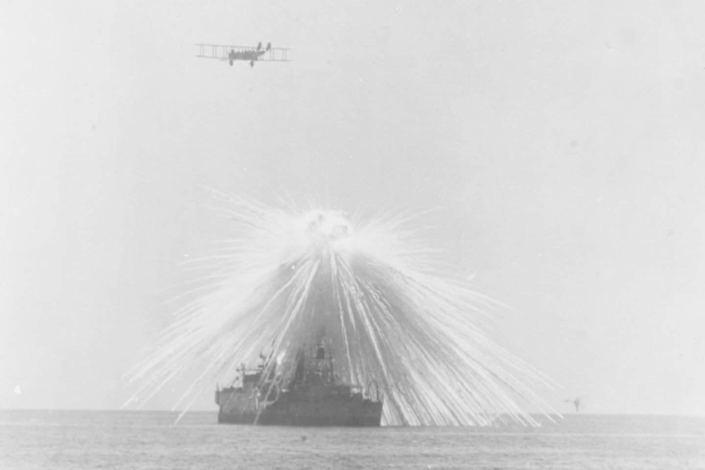  Baltojo fosforo aviacinės bombos pataikymas į JAV linijinį laivą Alabama, kai 1921 m. buvo atlikta demonstracija, kaip aviacija gali nuskandinti ir pačius galingiausius karo laivus.<br> Wikipedia nuotr.