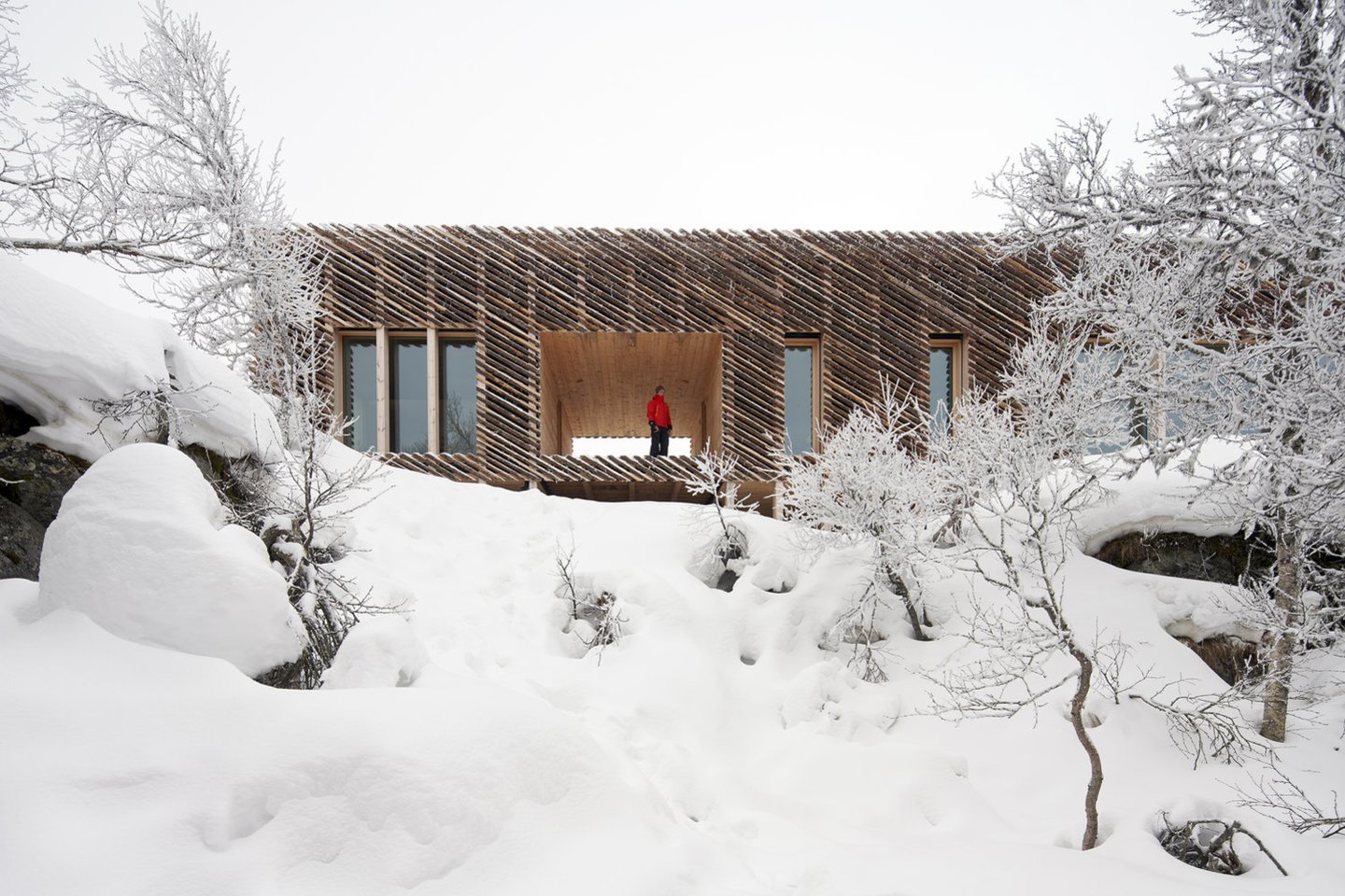 Vakarinėje Norvegijos slidinėjimo kurorto Kvitfjellio pusėje, į šiaurę nuo Lillehammerio, architektų biuras „Mork-Ulnes Architects“ kalnuose suprojektavo 145 kv. m ploto namelį.<br>Bruce Damonte / archdaily.com nuotr.