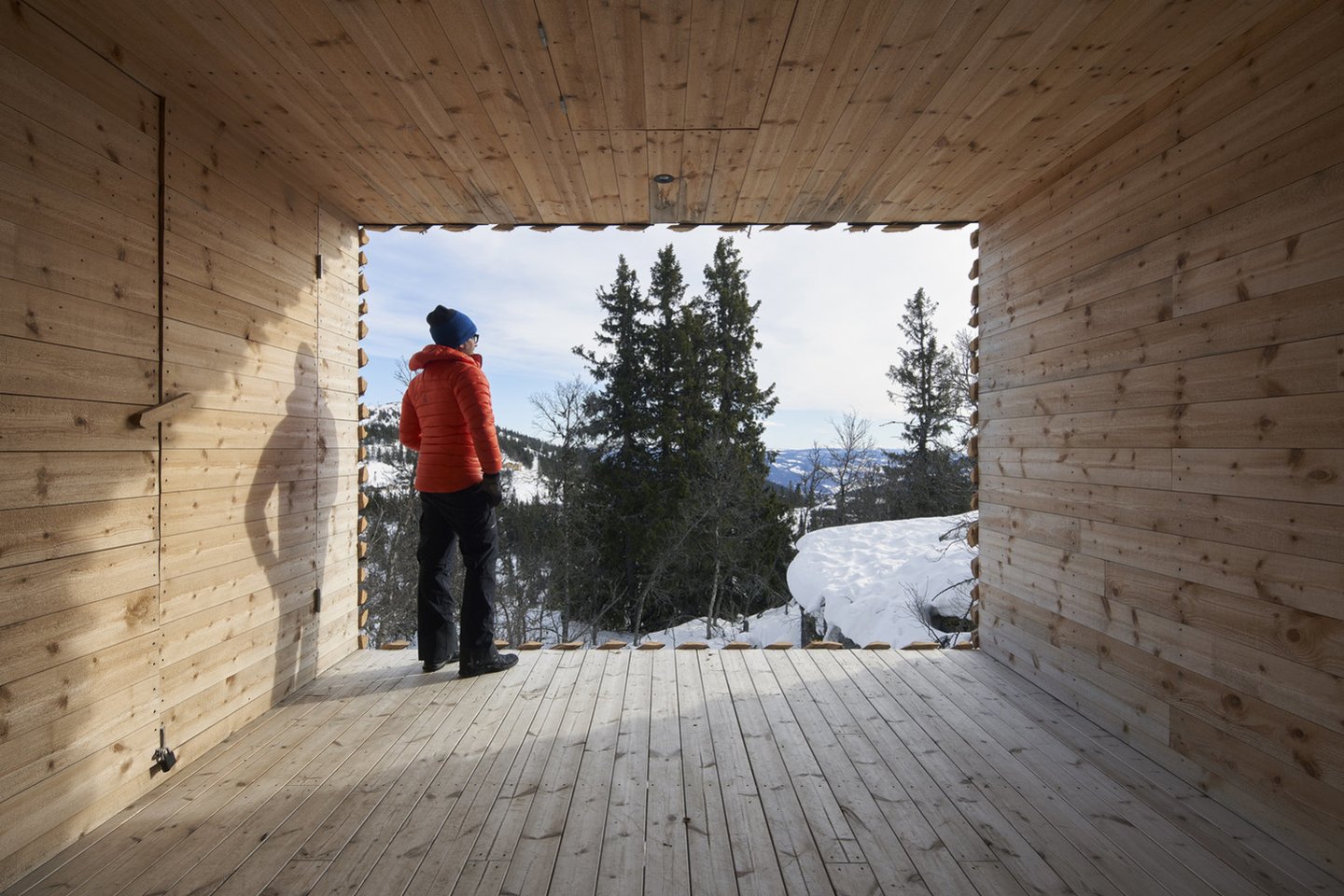 Vakarinėje Norvegijos slidinėjimo kurorto Kvitfjellio pusėje, į šiaurę nuo Lillehammerio, architektų biuras „Mork-Ulnes Architects“ kalnuose suprojektavo 145 kv. m ploto namelį.<br>Bruce Damonte / archdaily.com nuotr.
