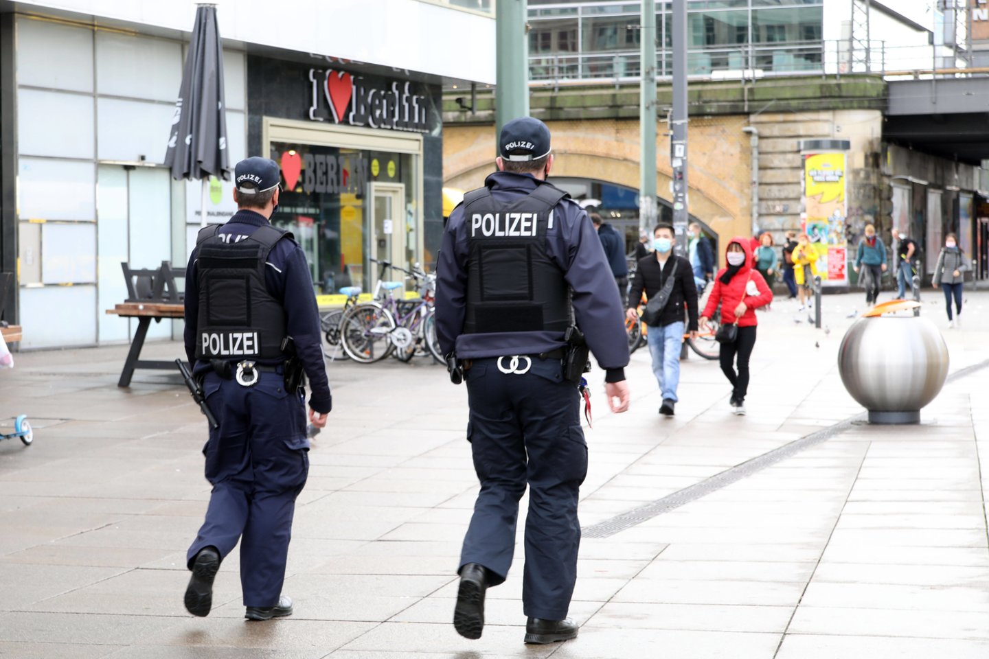  Vokietijoje – policijos reidai atliekant tyrimą dėl išpuolio Vienoje.<br> imago/Scanpix nuotr.