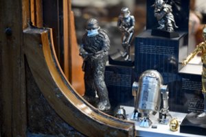 Jungtinėje Karalystėje viena pora šiukšlių maišuose rado 400 tūkst. svarų vertės „Žvaigždžių karų“ žaislų