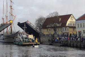 Pro pakeltus tiltus „Meridianas“ sėkmingai parplukdytas į įprastą vietą Dangės krantinėje 