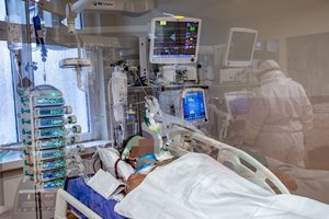Santaros klinikose gydomi 127 COVID-19 sergantys pacientai: daugiau nei tuzinas jų reanimacijoje