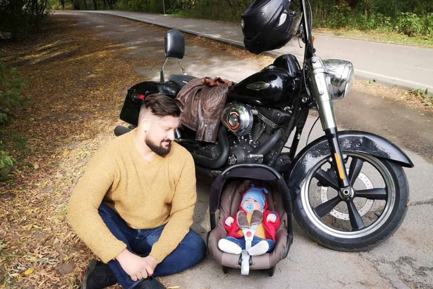 Anksčiau Tomas rašė dienoraštį apie keliones motociklu, o dabar – apie vaiko auginimą iš tėčio perspektyvos.<br> „Beržinė košė“ nuotr.