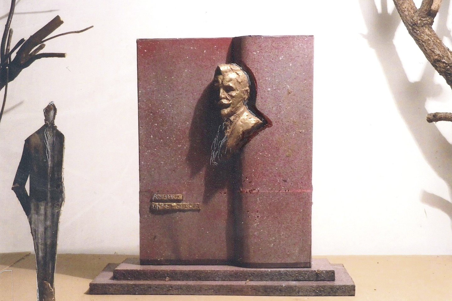 Amerikos išeivijos šauliai nesėkmingai bandė Vilniui už dyką įsiūlyti šį skulptoriaus A.Žukausko paminklą A.Smetonai. Jis būtų stovėjęs Odminių skvere.