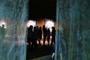 Prancūzų fotografas mėnesį praleido požemiuose: „Fotografuojamas žmogus turi tavimi pasitikėti“