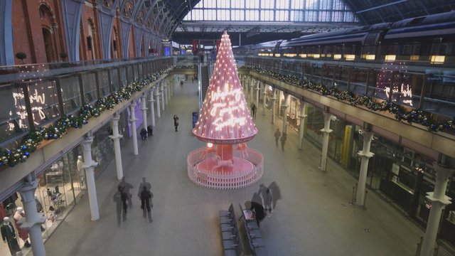 Londone prasidėjus karantinui įžiebta viena pirmųjų Kalėdų eglučių: akį traukia netradicinė spalva