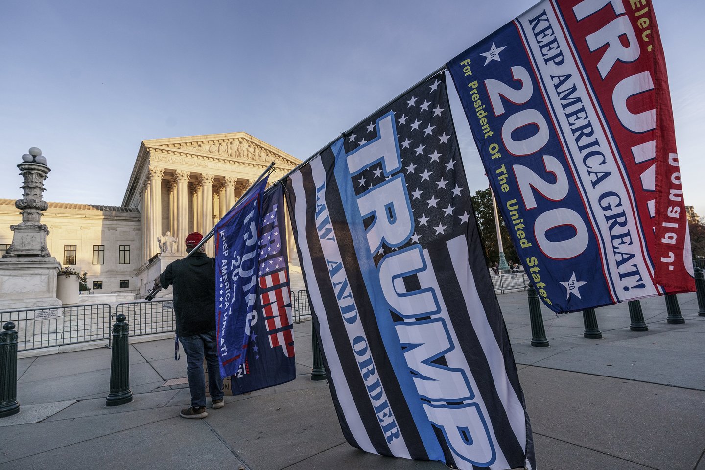 JAV Aukščiausiasis Teismas kol kas atsisako stabdyti balsų skaičiavimą Pensilvanijoje.<br> AP/Scanpix nuotr.