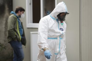 Pandemija rodo vis aštresnius dantis: Lenkijos medikai dar nebuvo regėję tiek mirusiųjų