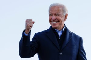 „Viduriniosios klasės Joe“ vadinamas J. Bidenas per dešimtmetį tapo milijonieriumi: kas sukrovė turtus
