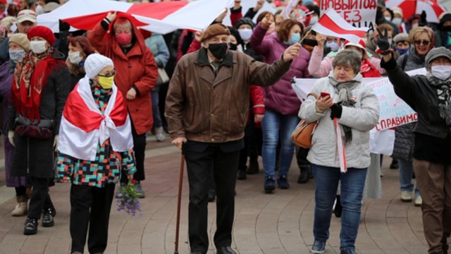 Per protesto akcijas Baltarusijoje suimta per 380 žmonių, gatvėse aidi šūviai