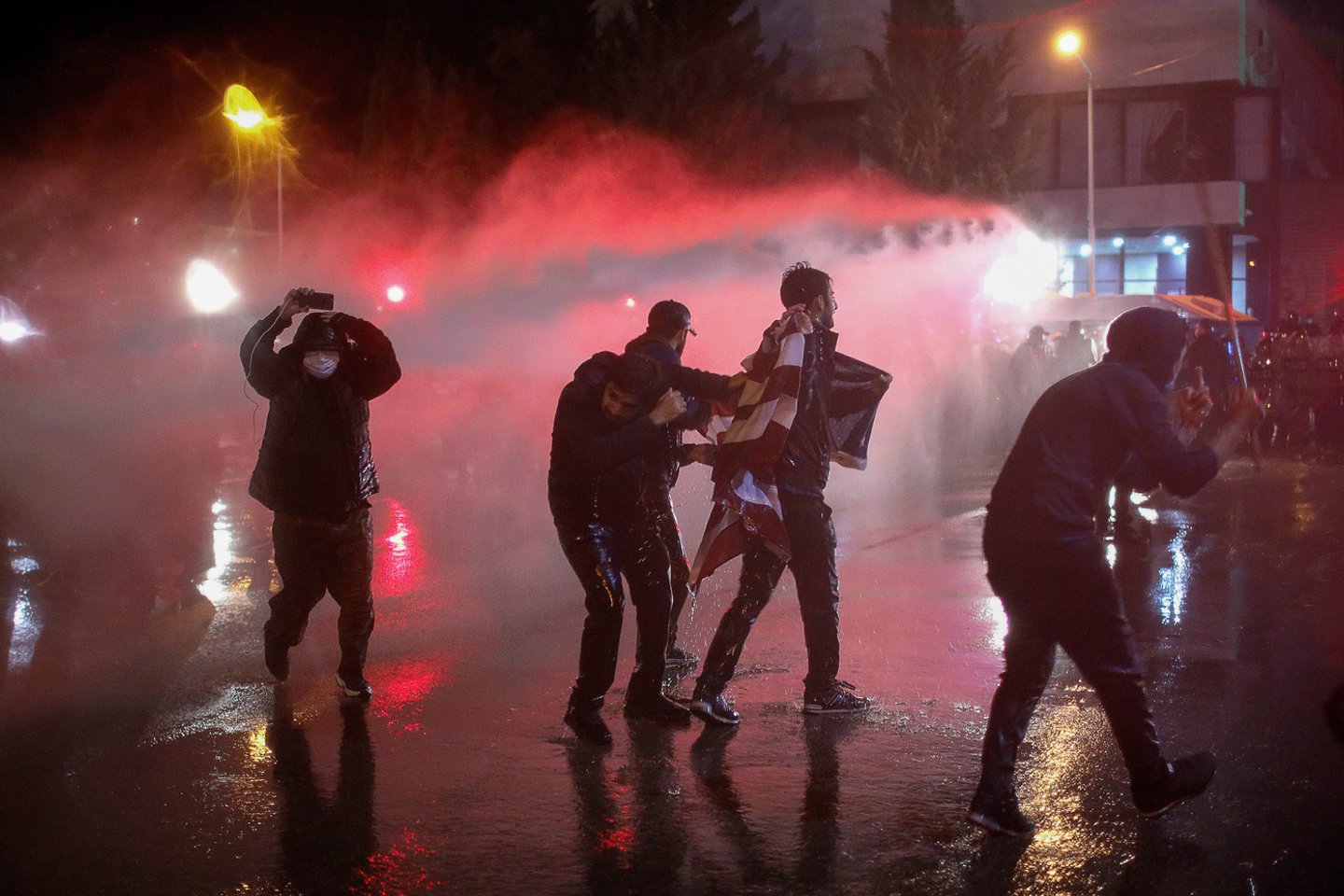 Gruzijoje Policija Per Antivyriausybinius Protestus Panaudojo Vandens ...