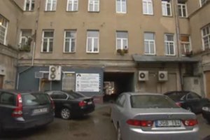 Sostinės centre esančio daugiabučio gyventojai vis dar šąla – problema aiški, bet nesprendžiama