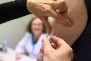 Ekspertai būsimą COVID-19 vakcinų rinką vertina daugiau kaip 10 mlrd. dolerių per metus