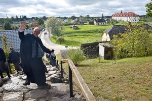 Kunigai tik linksminosi, o jų aukos bando nusiplauti dėmę