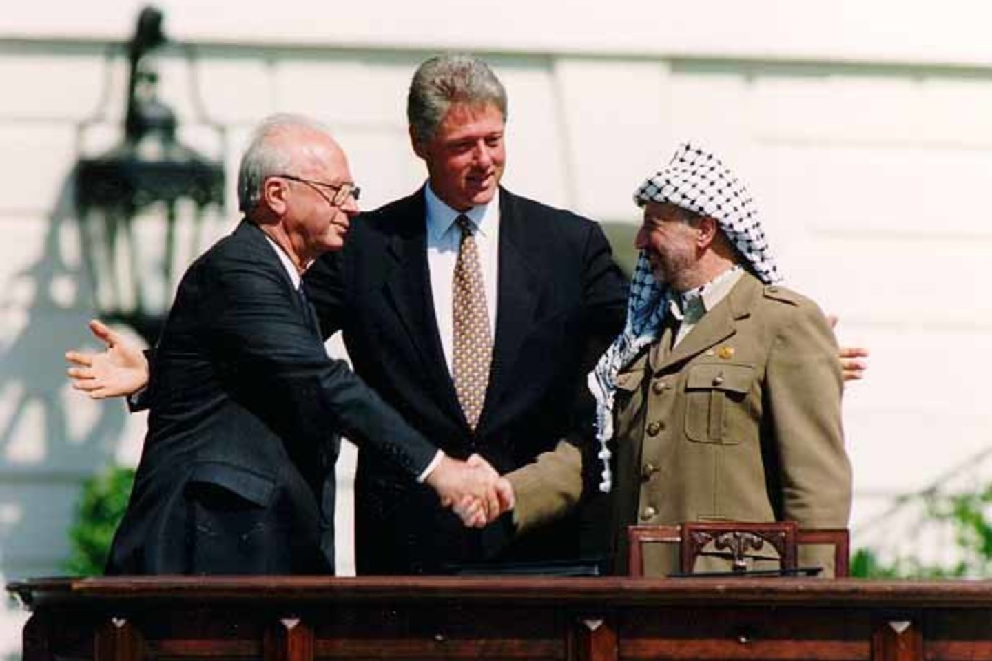2004 m. – Palestinos nacionalinės savivaldos prezidentas, Nobelio taikos premijos laureatas Yasseras Arafatas (dešinėje, 75 m.). Su kitais pasirašė sutartį dėl laipsniško Palestinos nacionalinės savivaldos įkūrimo Gazos ruože ir Jeriche.<br>wikipedia