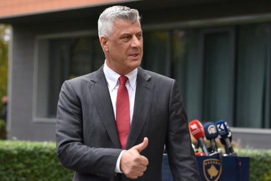 Buvęs Kosovo prezidentas H. Thaci pasirodė karo nusikaltimų teisme