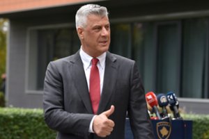 Buvęs Kosovo prezidentas H. Thaci pasirodė karo nusikaltimų teisme