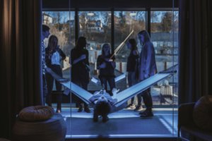 Kauniečių biuras – išties neeilinis: jame susitikimų kambarys gali virsti baseinu