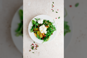 Mocarelos arba buratos sūrio salotos su persimonais: gaivu, lengva ir gardu