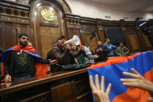 Armėnijoje protestuotojai pavogė iš premjero rezidencijos asmeninių daiktų