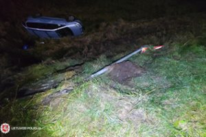 Tragiškas vakaras Telšių r.: šalia į griovį nuvažiavusio automobilio rastas negyvas vyras